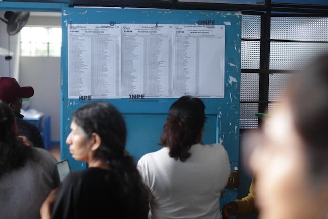Se apertura las mesas de sufragio en el colegio San Luis Gonzaga de SJM, personas aún tienen quejas por el trabajo del personal de ONPE (Fotos: Julio Reaño/@photo.gec)