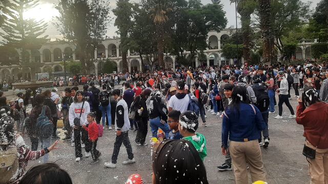 Así terminó la Plaza de Armas de Arequipa, tras festejos por San Valentín y carnavales