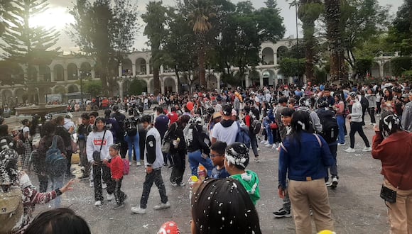 Miles de personas festejaron ayer San Valentín y carnavales en la Plaza de Armas de Arequipa