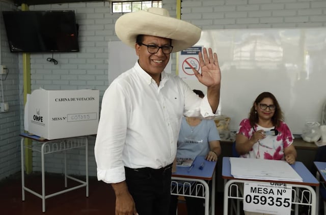 Candidato presidencial Roberto Sánchez votó en San Borja (Fotos: Jesús Saucedo / @photo.gec)