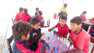 Ica: escolares en Callejón de los Espinos transforman materiales reciclados en juegos de ajedrez