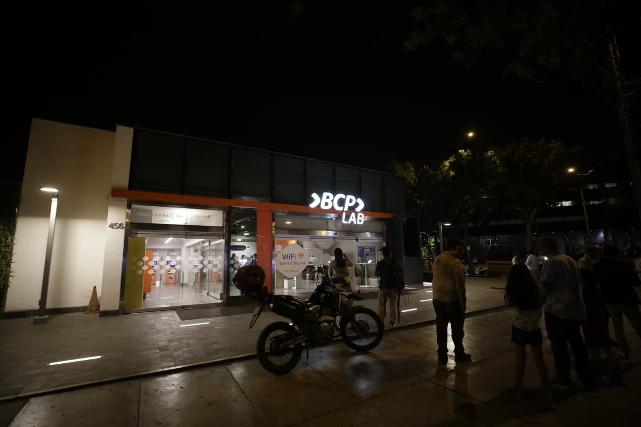 La Molina: Delincuentes con chalecos de la PNP asaltaron agencia BCP. (Foto: César Bueno @photo.gec)