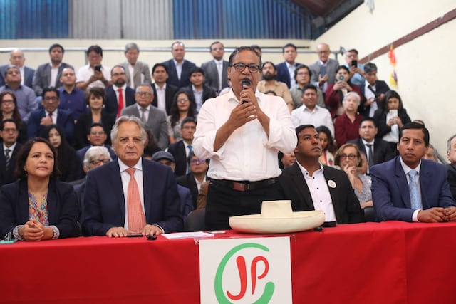 Roberto Sánchez presenta a su equipo técnico y asegura que gobernará con el nuevo plan de consenso (Fotos: Diana Marcelo/GEC)