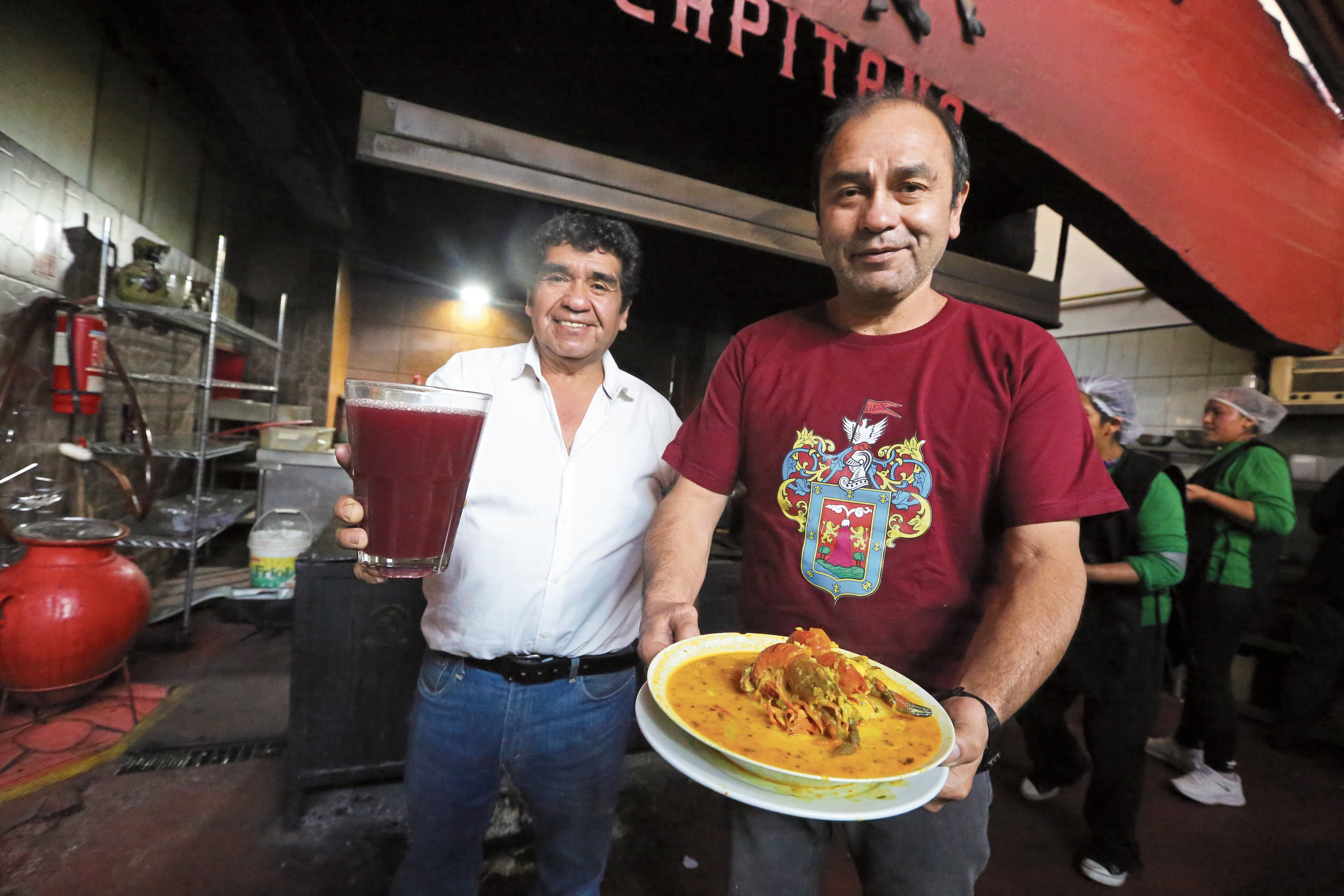 José Alonso Díaz Huerta muestra el chupe de camarones cuya receta se mantiene en La Capitana. (Foto: Leonardo Cuito)
