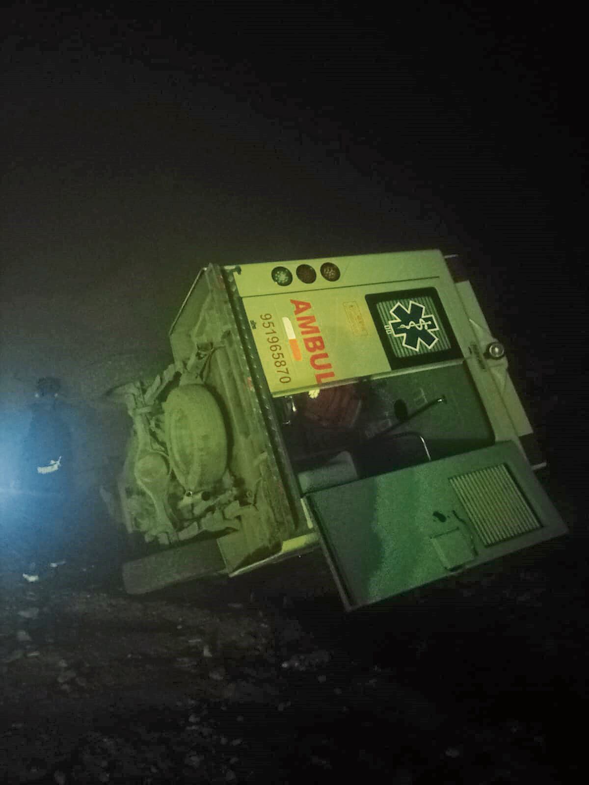 Intensa neblina y mal estado de la carretera habría ocasionado que la ambulancia cayera a un badén cuando llevaba a un paciente para que sea operado.