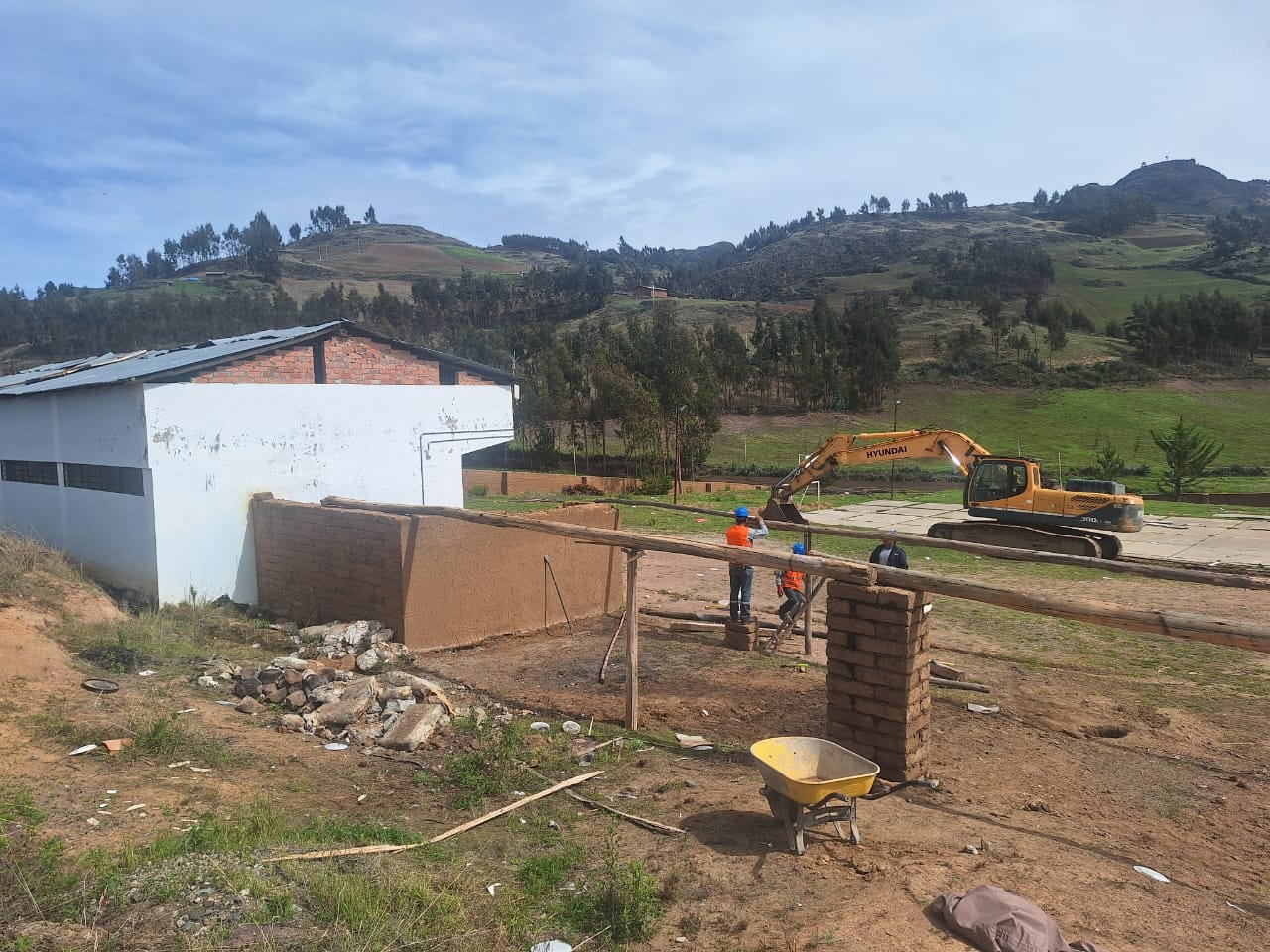 Inician la demolición de la antigua estructura de plantel educativo que se sitúa en el distrito de Carabamba.