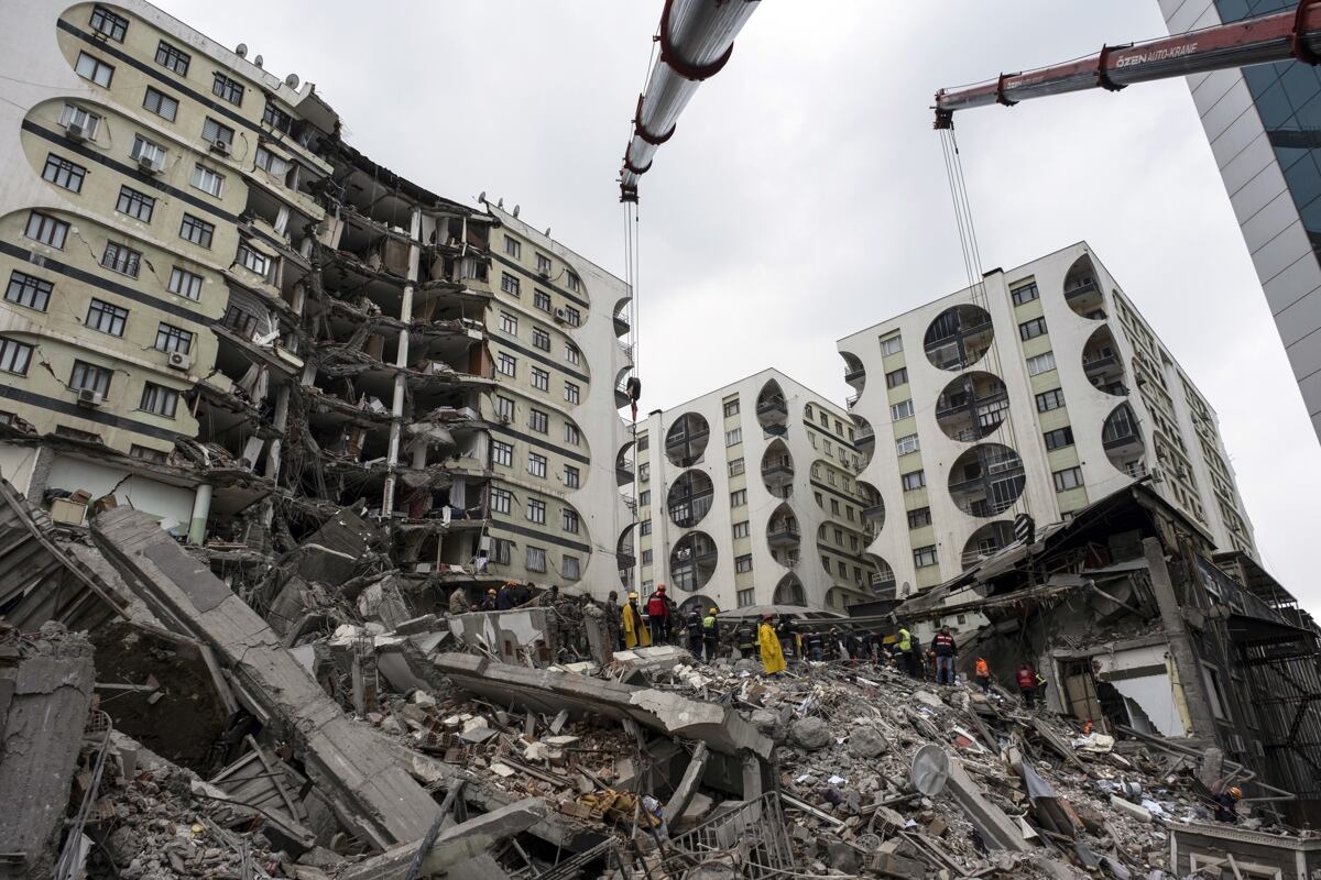 Personal de emergencia busca víctimas en el sitio de un edificio derrumbado después de un terremoto en Diyarbakir, sureste de Turquía, 06 de febrero de 2023. (Foto de EFE/EPA/REFIK TEKIN)