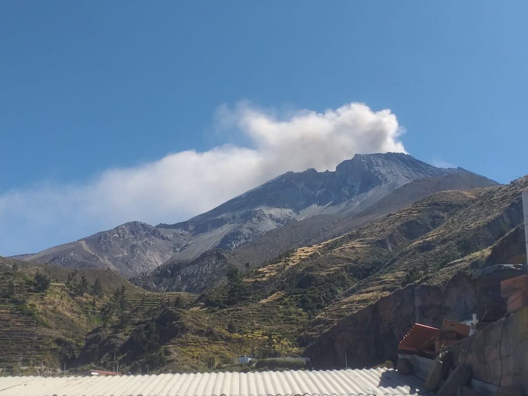 El volcán Ubinas emite fumarolas desde el 22 de junio