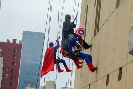 Día del Niño: Superhéroes sorprendieron a pacientes tras bajar por paredes del INSN San Borja