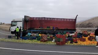 Carga de fruta se desparrama en carretera de Arequipa y saquearon parte de la mercadería