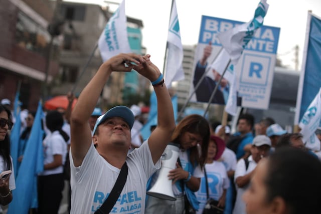 Simpatizantes de partidos llegan a exteriores del Centro de Convenciones por debate presidencial (Foto: Julio Reaño/GEC)