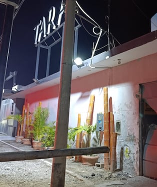 El artefacto explosivo destruyó la puerta de fierro del local.