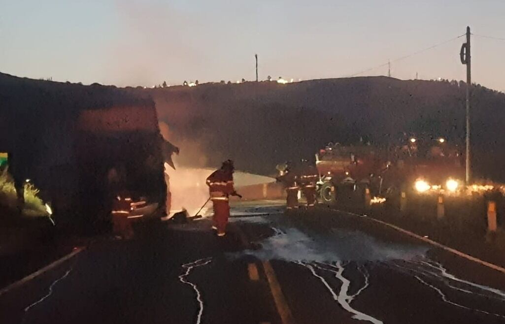 Personal de dos compañías de bomberos acudieron al lugar del incendio de vehículo