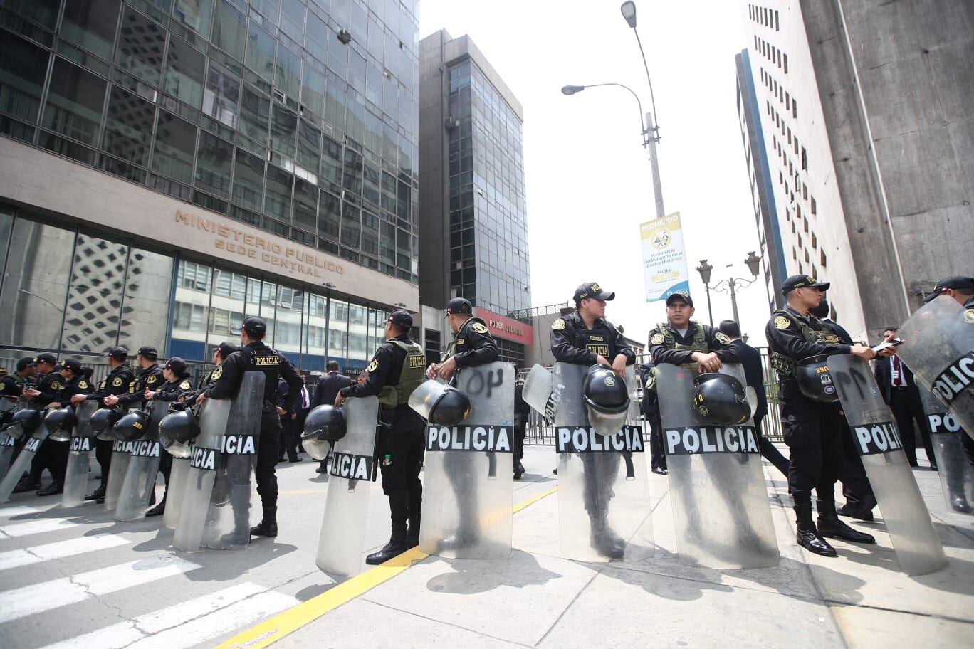 El despliegue policial en los alrededores de la Fiscalía fue extenso. (Foto: GEC)