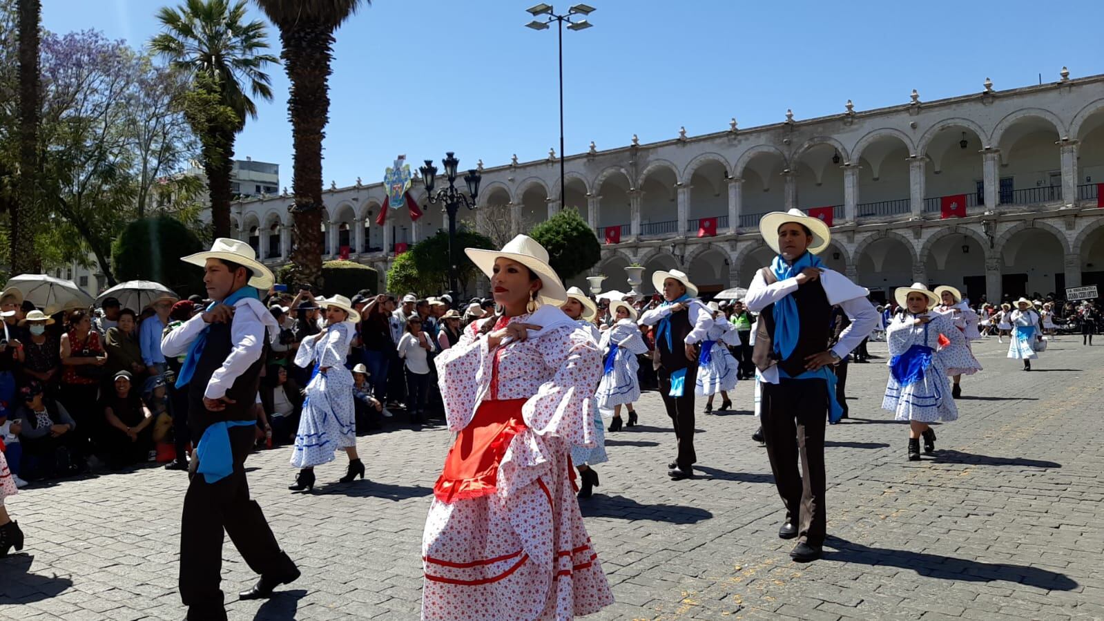 Danzantes del municipio de Arequipa presentes en desfile. (Foto: GEC)