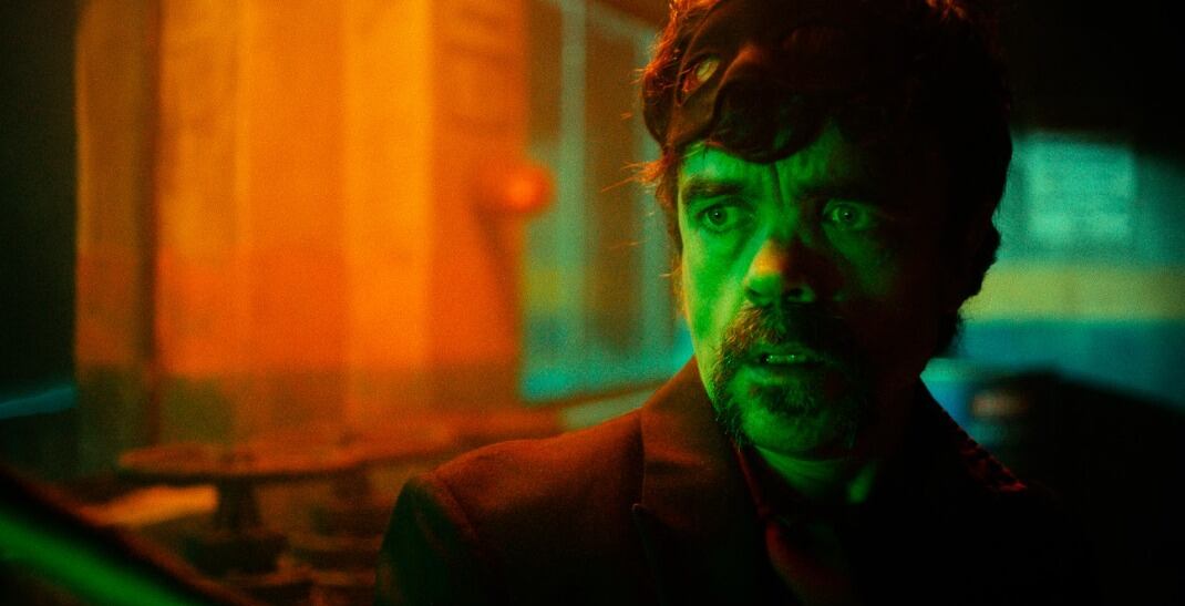 El clásico de culto renace en una reinterpretación moderna protagonizada por Peter Dinklage y un elenco de primer nivel, con estreno exclusivo en cines.