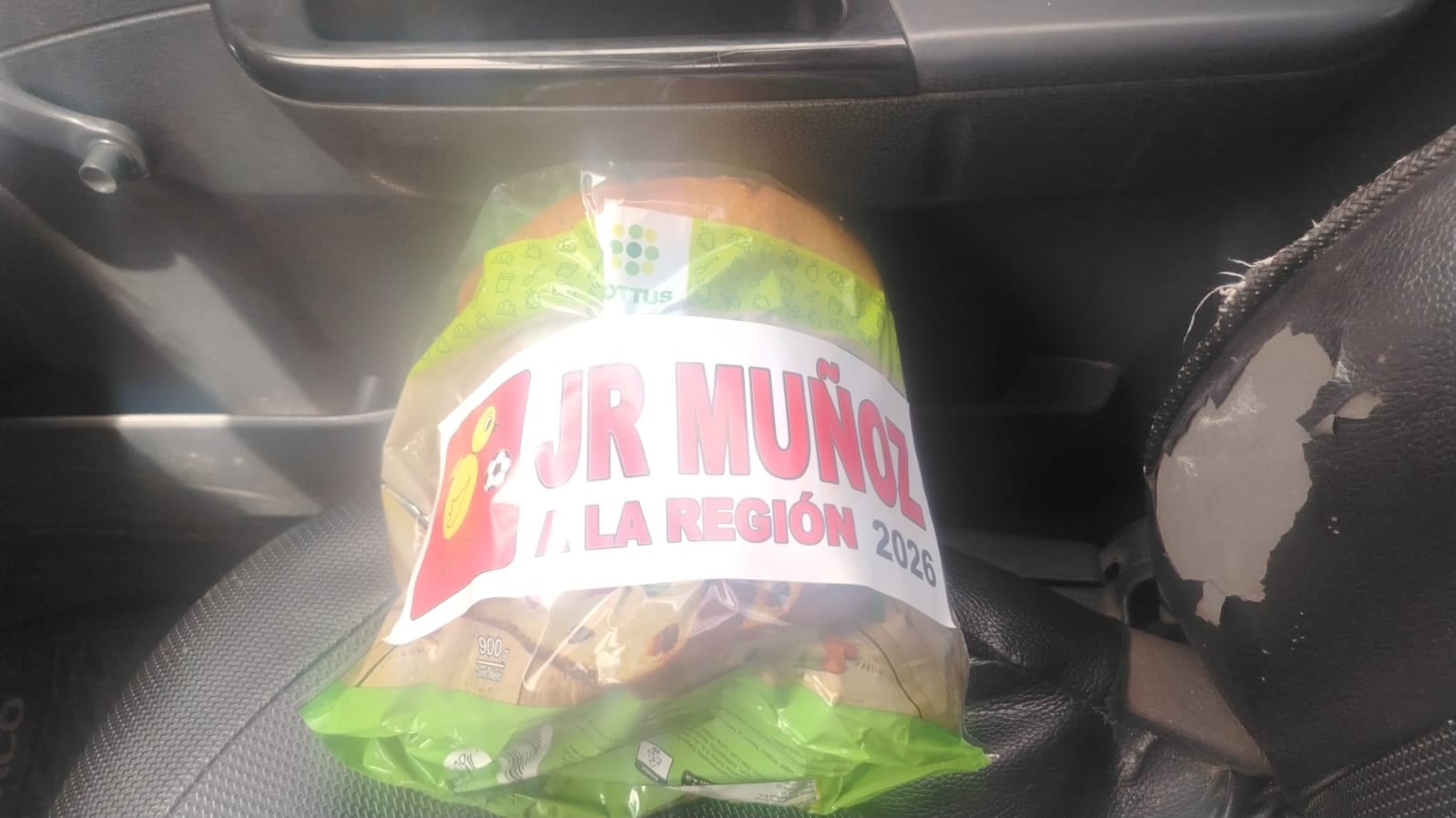 Reparten panetones en Socabaya con el nombre "JR Muñoz a la Región". Foto: Cortesía GEC.