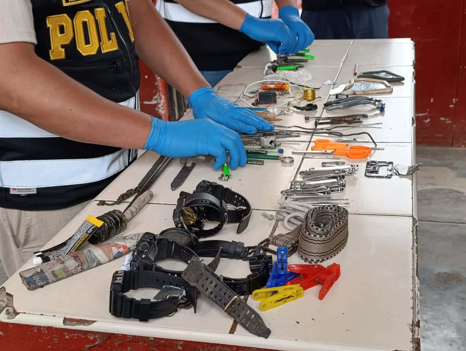 Se incautaron elementos prohibidos como objetos punzocortantes, punzas, cortaúñas, desarmadores, relojes de diversas marcas y otros accesorios no autorizados. Todo este material ha sido retenido como materia de investigación.