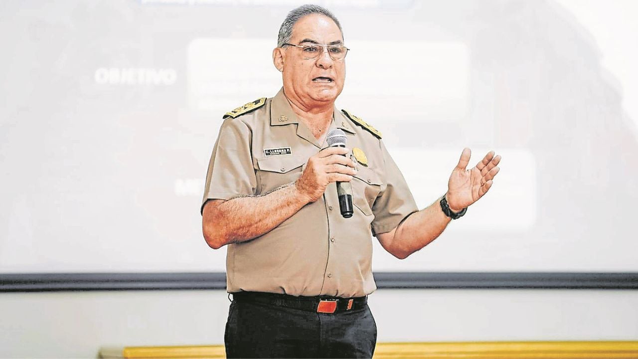 Tras cruentos hechos delictivos ocurridos en la víspera, el presidente de la República, José Jerí, firmó la Resolución Suprema N° 412-2025-IN, con la que finalizó la carrera del alto oficial dentro de la institución policial. Autoridades políticas y representantes de la sociedad civil aprobaron la decisión.