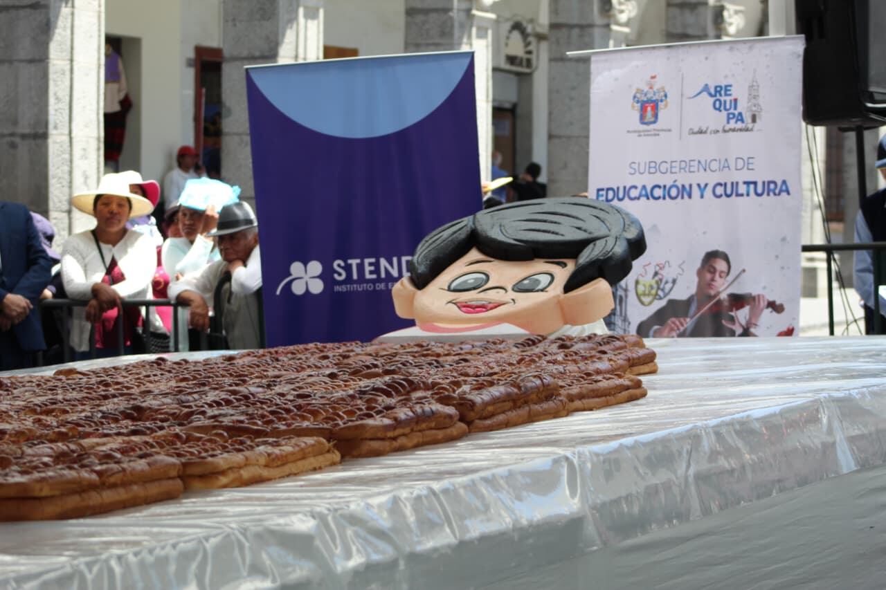 Bautizo de guagua en la Plaza de Armas de Arequipa. Foto: GEC.