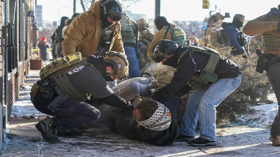 FOTODELDÍA - MINNEAPOLIS, 24/01/2026.- Un manifestante es arrestado mientras la gente se reúne después de que agentes de ICE dispararon a alguien varias veces mientras intentaban detenerlo en Minneapolis, Minnesota, EE. UU., el 24 de enero de 2026. Las autoridades estatales y locales dijeron que un hombre fue asesinado a tiros por agentes federales. EFE/CRAIG LASSIG