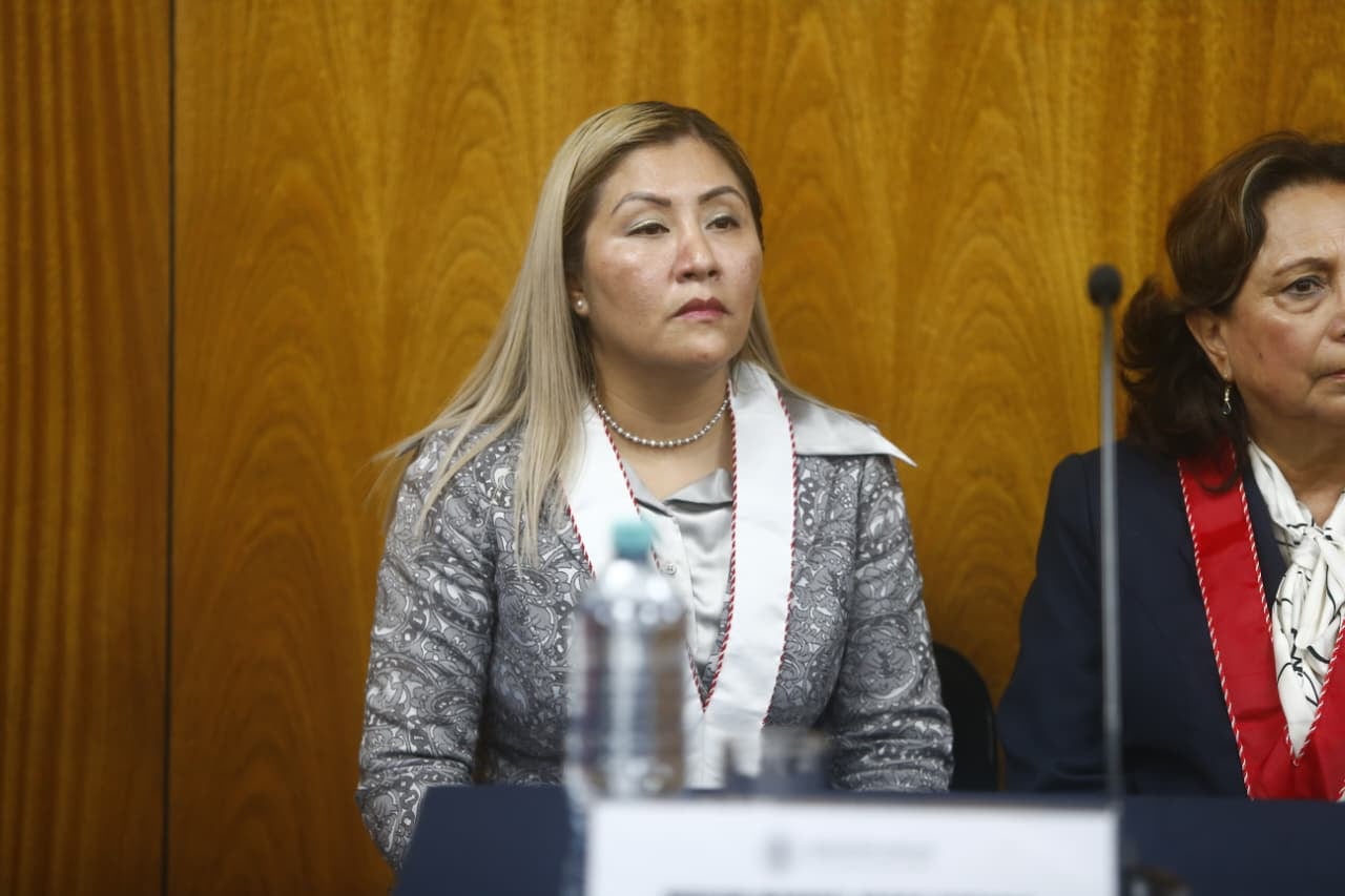 La fiscal Miriam Parra Sudario estuvo presente en la mesa principal durante el pronunciamiento de autoridades tras sufrir amenazas extorsivas.