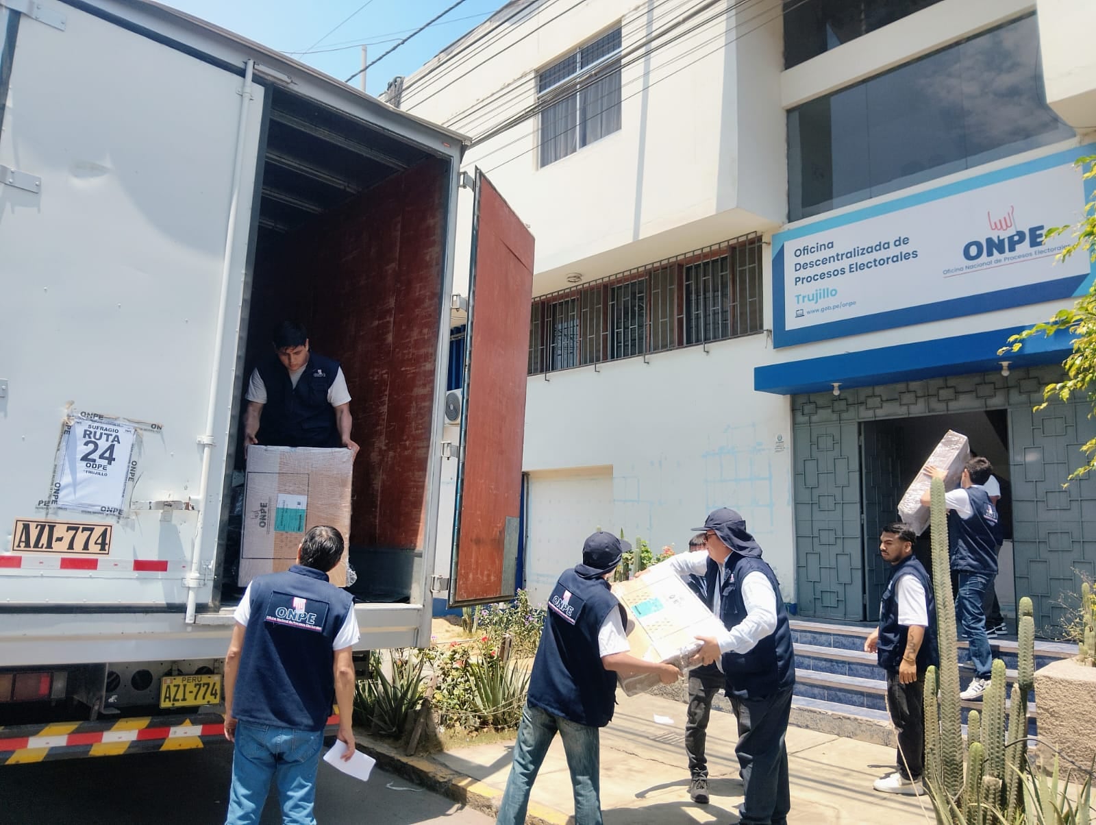 Llegaron paquetes con contienen cajas de sufragio, lista de votantes, entre otros implementos.
