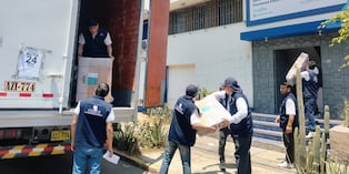 Llegaron paquetes con contienen cajas de sufragio, lista de votantes, entre otros implementos.