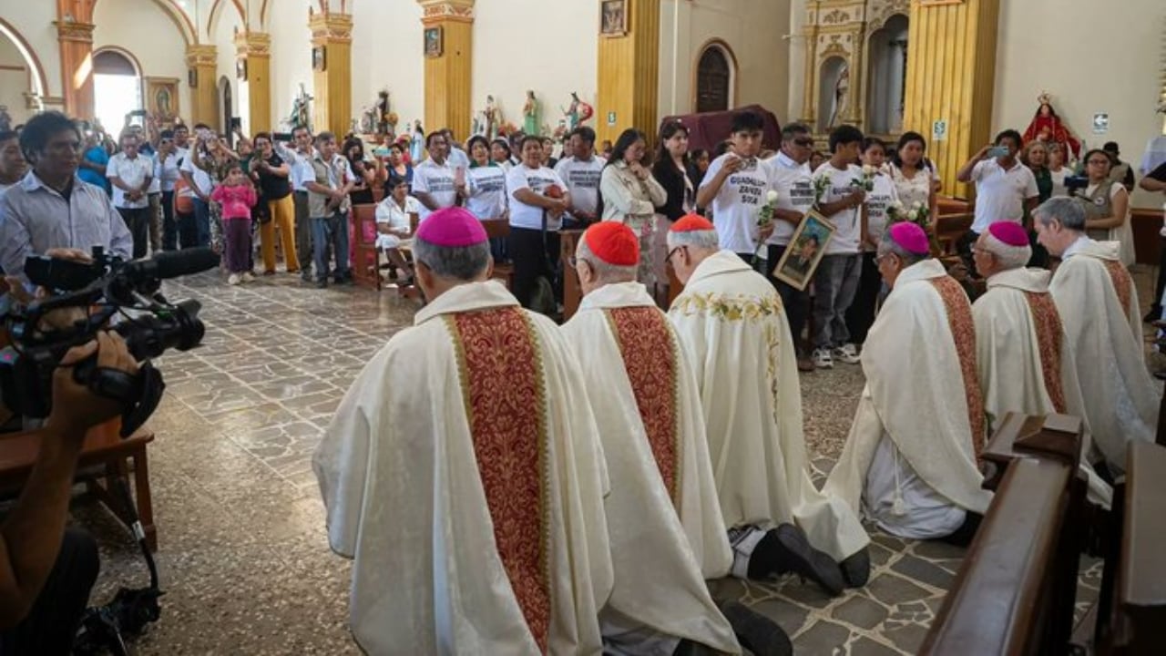 Piura: obispos se arrodillan para pedir perdón a comunidad afectada por el Sodalicio en Catacaos. Foto: Difusión.