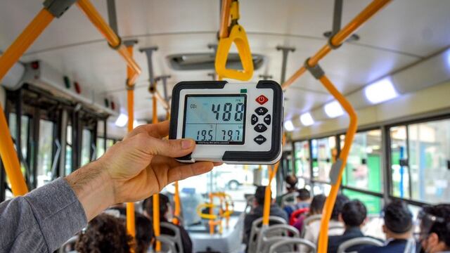 Miden nivel de CO2 en interiores buses de transporte público para constatar la ventilación y evitar propagación del COVID-19