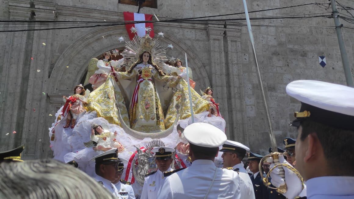 Miembros de las Fuerzas Armadas llevaron anda de la Virgen de La Merced. (Foto: Leonardo Cuito)