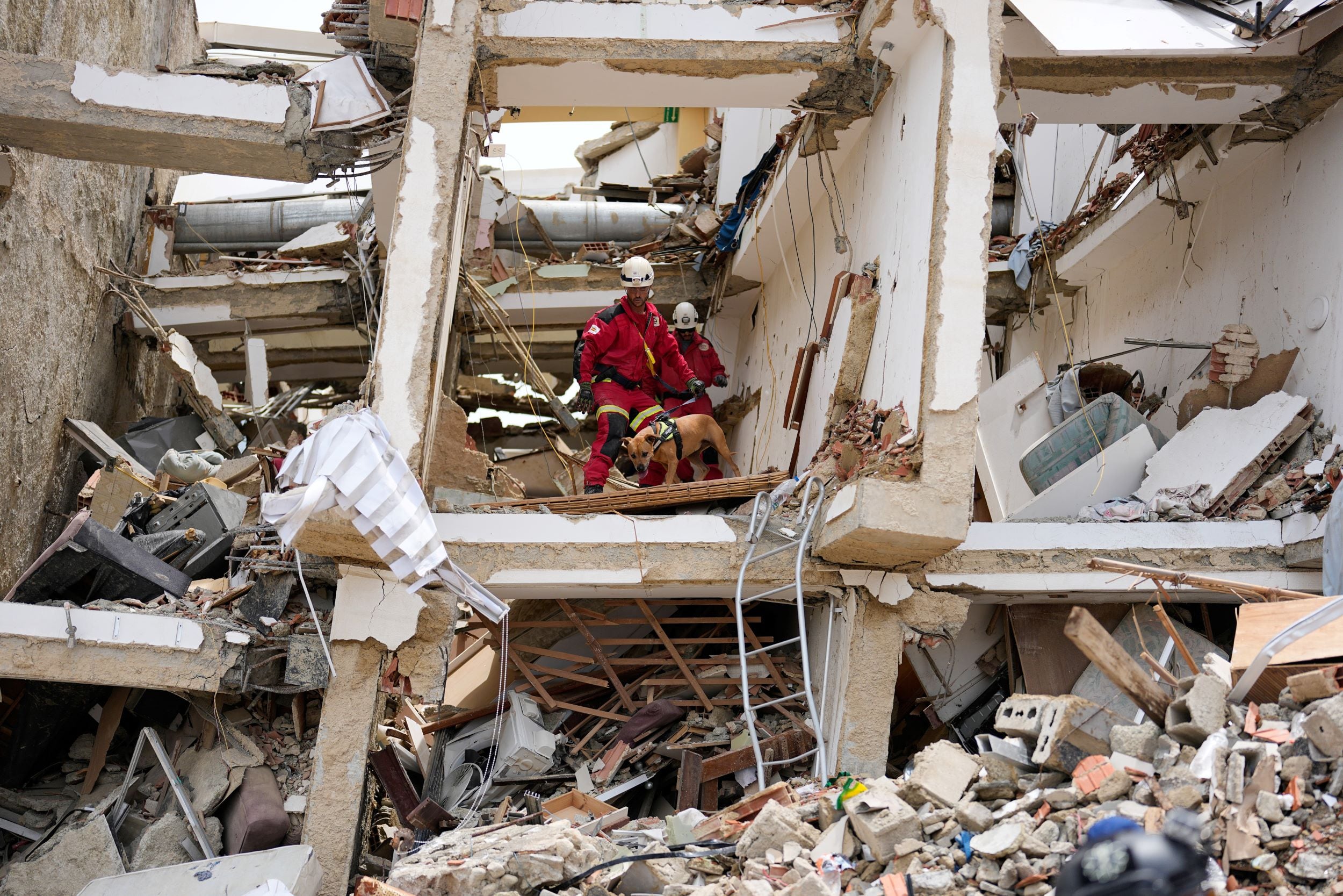 Rescatistas españoles buscan sobrevivientes entre los escombros de un edificio derrumbado por los terremotos en La Guaira, Venezuela. (Foto: AP/Fernando Vergara)
