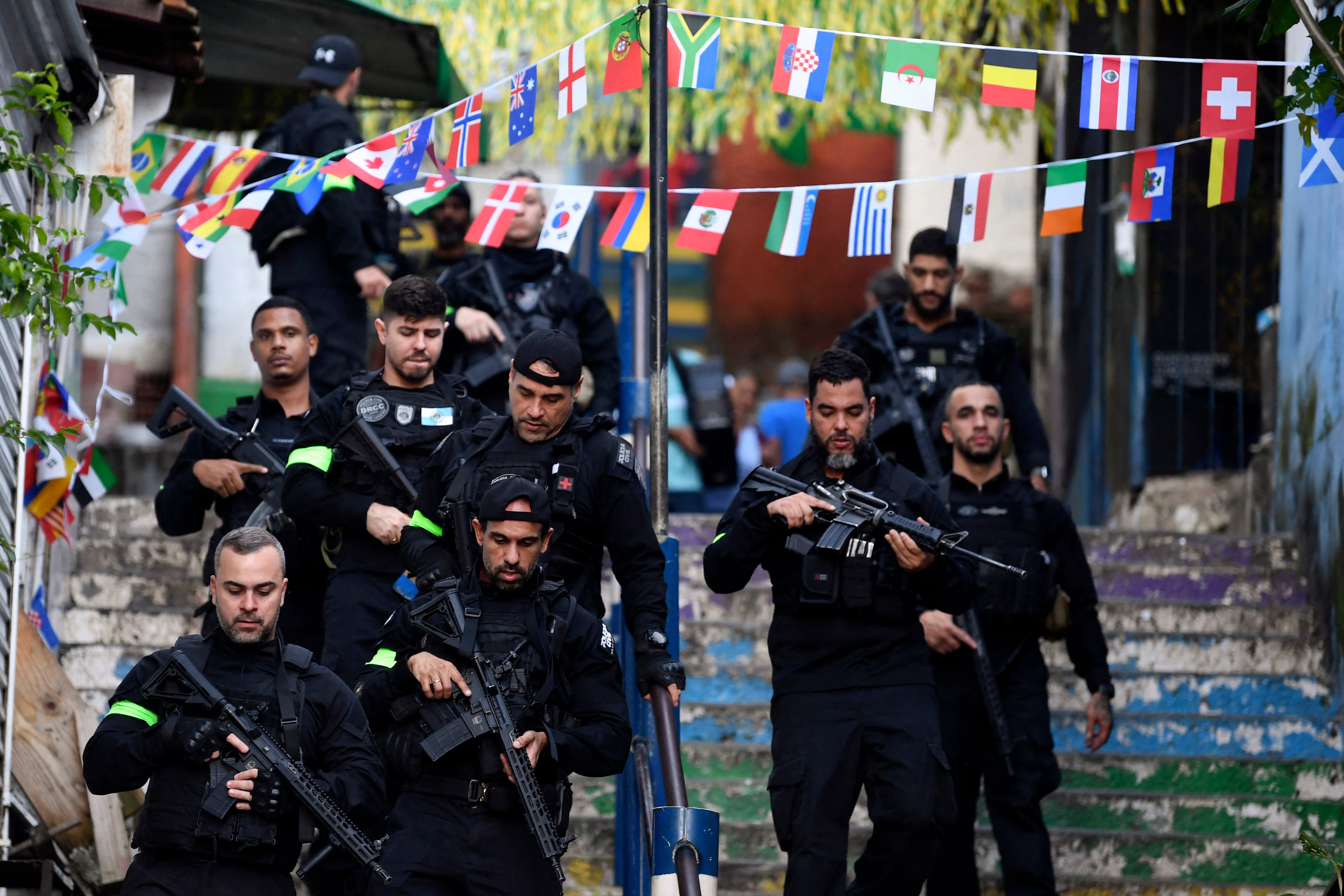 Los tiroteos se registraron en el Morro Dona Marta, en el barrio de Botafogo. Es la segunda vez en el año que visitantes quedan atrapados por un operativo de seguridad en la ciudad brasileña. (Photo by Daniel RAMALHO / AFP)