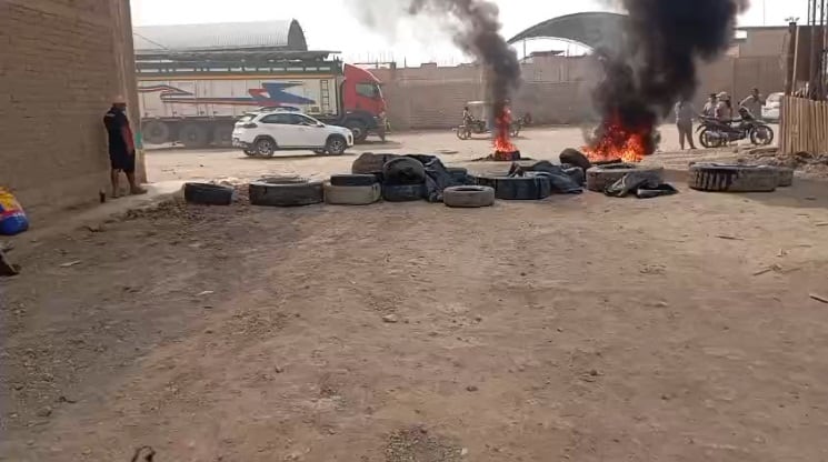 Moradores queman llantas para impedir diligencia. Intento de desalojo dejó un hombre herido.