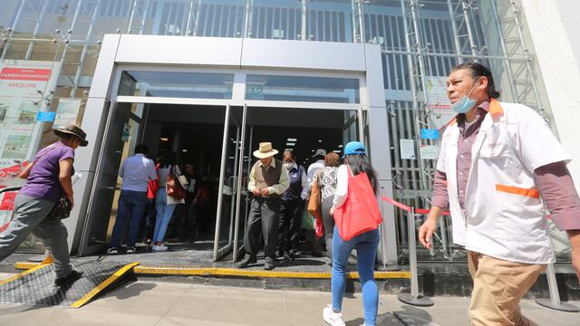 Arequipa: Decenas de personas acuden al Banco de la Nación para retirar el dinero aportado al Fonavi (VIDEO)