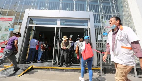 Fonavistas aciden al Banco de la Nación, sede de la calle Piérola. Foto: Leonardo Cuito.