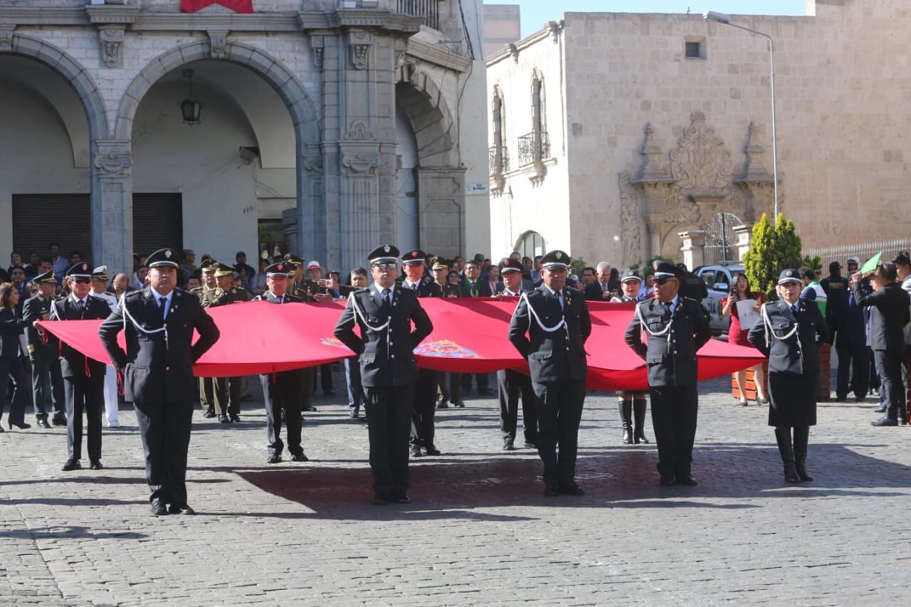 El paseo de la bandera abrió las actividades por el aniversario de la ciudad de Arequipa. (Foto: Leonardo Cuito)