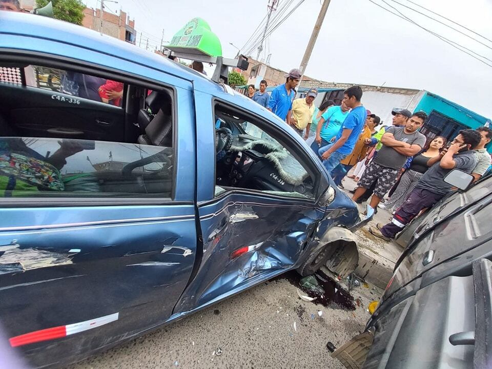 Camioneta colisionó contra auto en el que viajaban los parientes, entre ellos dos menores de 6 y 8 años.
