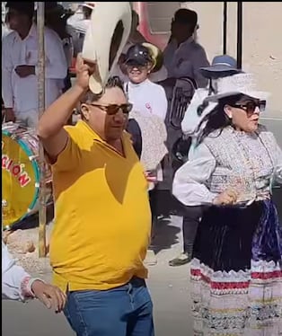 Candidatos Muñoz y Oscco fueron rechazados en el desfile de la Autopista Arequipa-La Joya