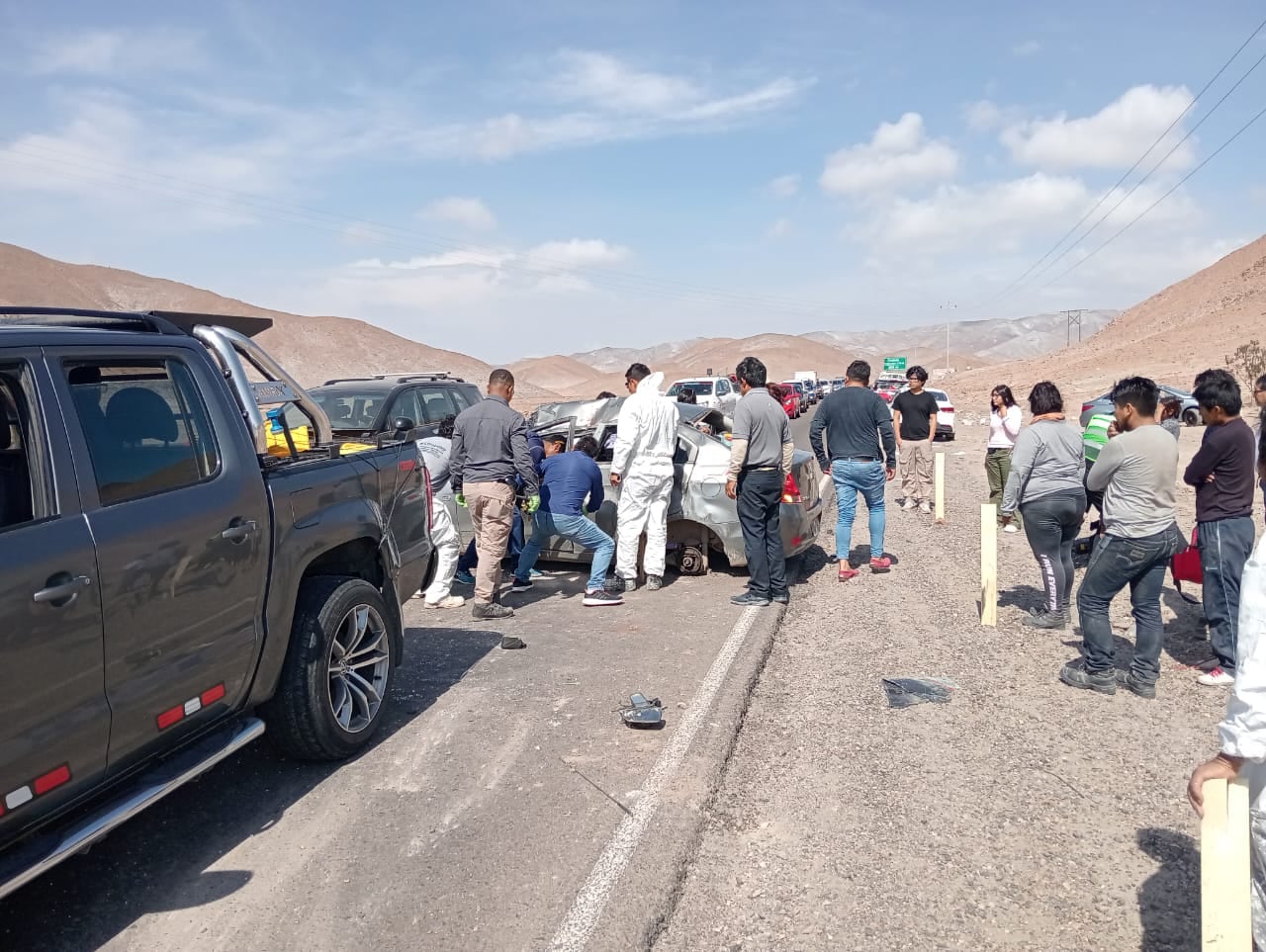 Ayudaron a rescatar a los heridos que estaban atrapados en el auto. (Foto: Difusión)