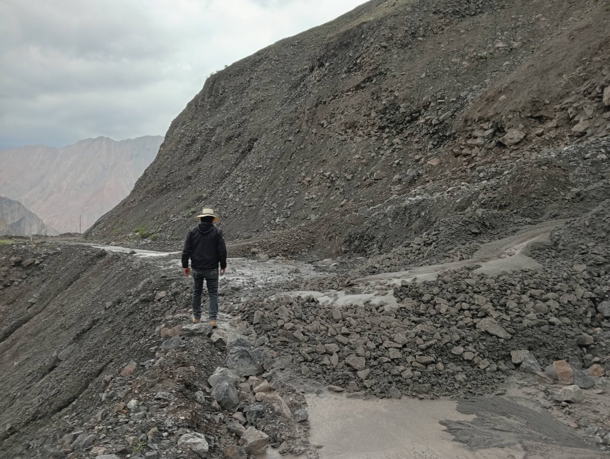 Derrumbe bloquea vía Huambo-Canco-Ayo en Caylloma. Foto: Municipalidad de Huambo.