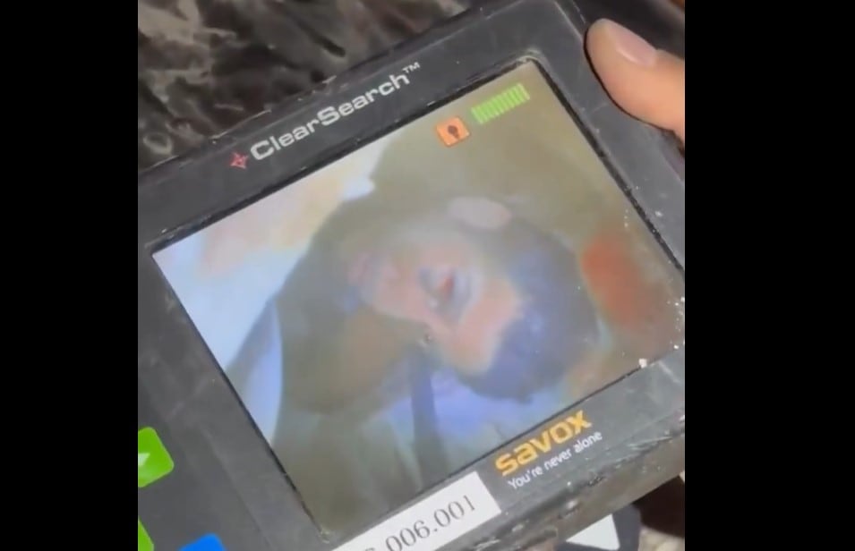 El vigilante Hernán Alberto Gil Flores permaneció ocho días atrapado bajo los escombros de una caseta de seguridad de La Guaira tras los terremotos en Venezuela. (Captura de video, Topos de Chile).