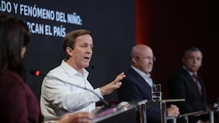 Pullas entre Carlos Bruce y Francis Allison en foro municipal