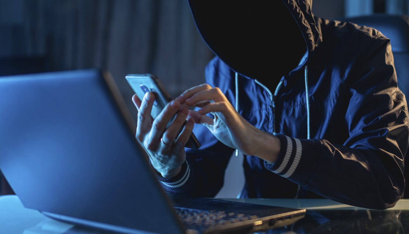 Una llamada fraudulenta bloqueó el celular de una ciudadana mientras delincuentes vaciaban sus cuentas y pedían préstamos a su nombre.