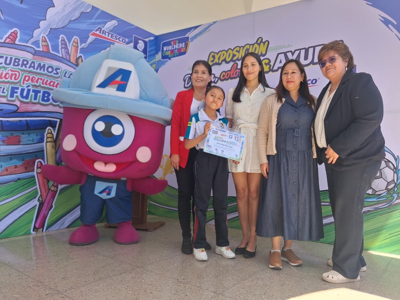Muestra nacional se realiza con dibujos inspirados en la pasión peruana, el fútbol