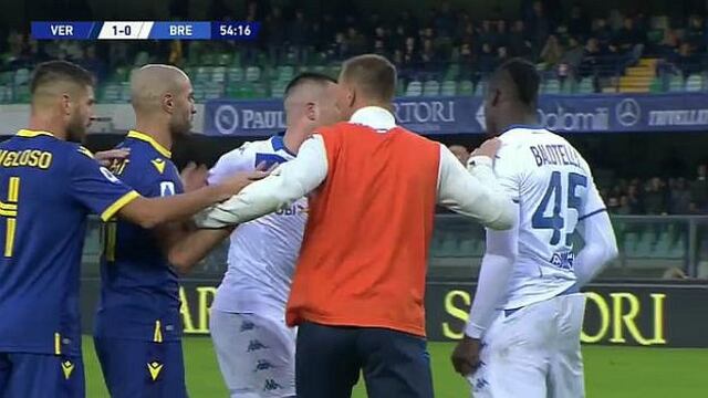 Mario Balotelli explota por insultos racistas y lanza la pelota a la tribuna en Serie A (VIDEO)
