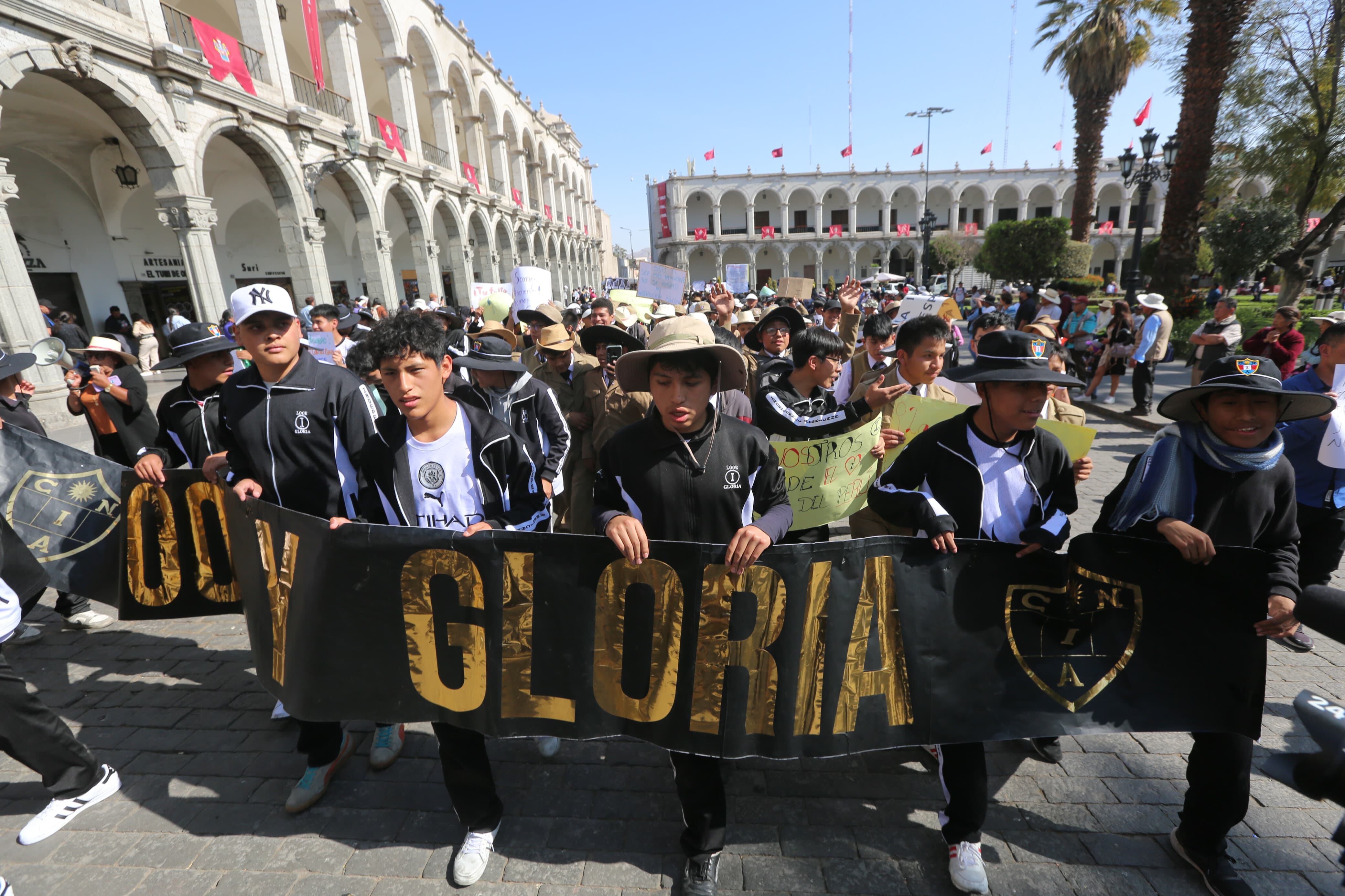 Estudiantes exigen respecto a congresista de Perú Libre María Agüero. (FOTO: Leonardo Cuito)