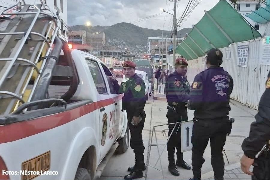 Trabajadores de una construcción privada habrían caído junto a plataforma por razones que se investigan.
