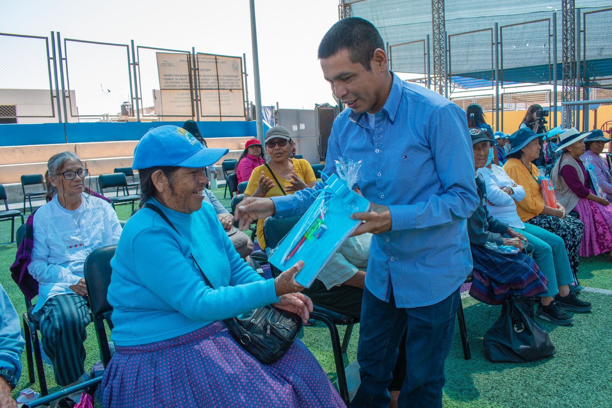 Pobladores de Gregorio Albarracín recibieron cuadernos, lapiceros y lápices. (Foto: Difusión)
