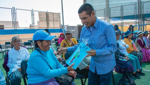 Pobladores de Gregorio Albarracín recibieron cuadernos, lapiceros y lápices. (Foto: Difusión)